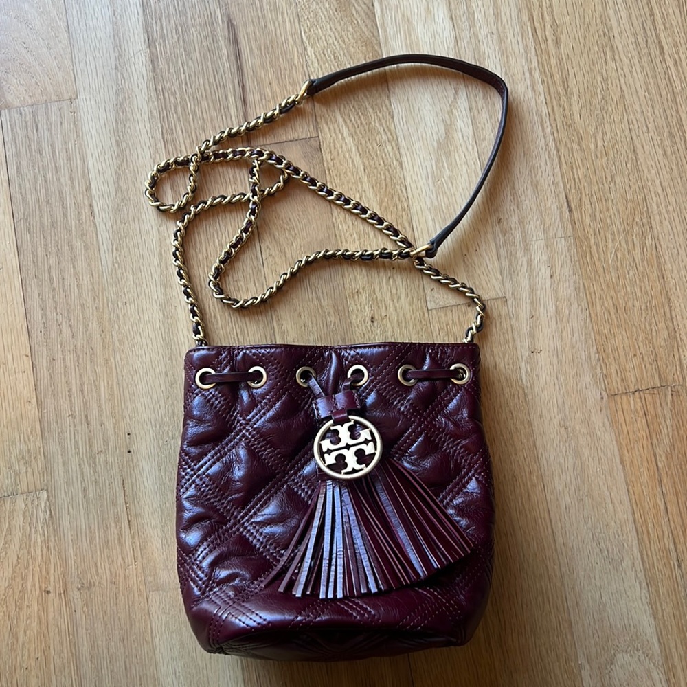 TORY BURCH - quilted burgundy drawstring handbag